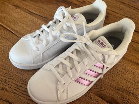 weiße adidas schuhe mit pinken streifen